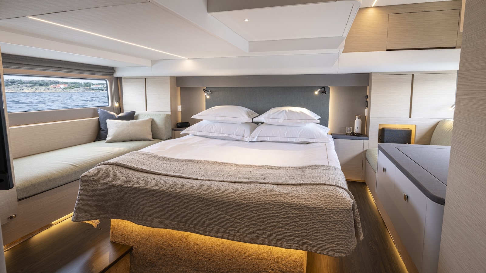 Nimbus 495 Flybridge master cabin Nimbus 495 Flybridge master cabin